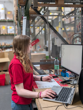 Amanda kontrolliert Retouren