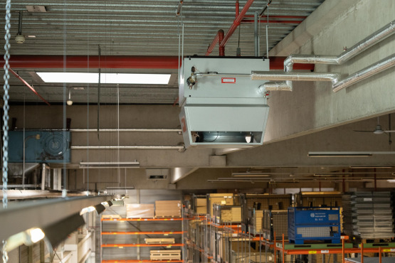 Sechs TopVent®-Geräte erbringen die Leistung im Teilelager von Porsche.