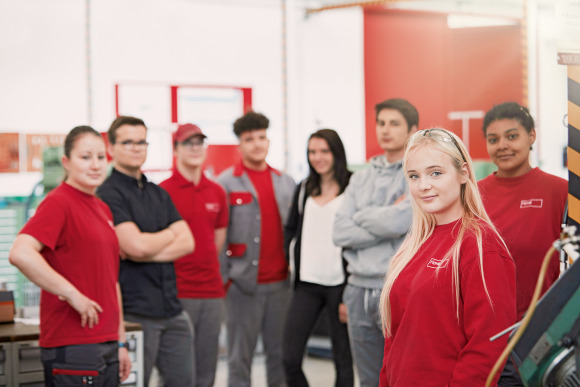 Hoval Lehrlinge stehen vor der Kamera