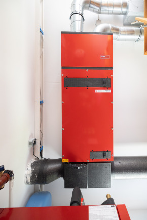 Die kompakte Hoval Außeneinheit im Technikraum.