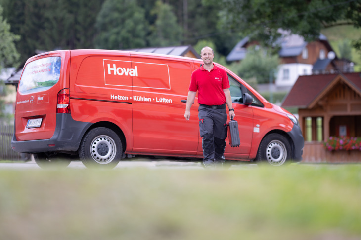 Kundendiensttechniker steigt aus dem Auto