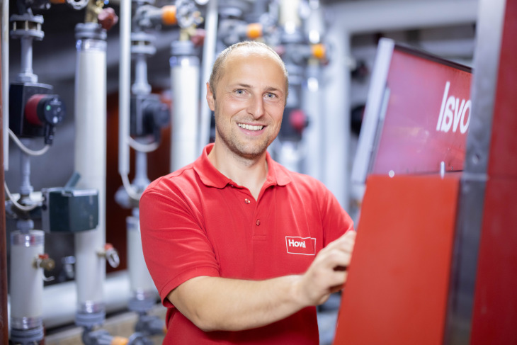 Kundendiensttechniker vor dem Gerät