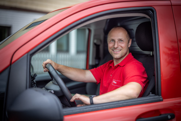 Kundendiensttechniker sitzt im Auto