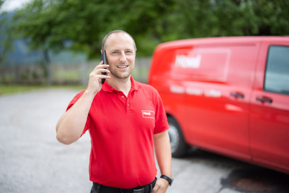 Kundendiensttechniker telefoniert