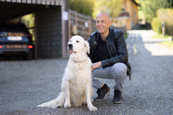 Bild von Marco Kranawetter mit seinem Hund.