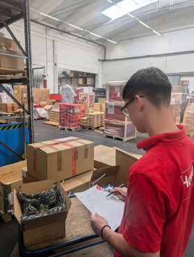 Mark kontrolliert die eingegangen Waren