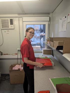 Barbara kümmert sich um die Ablage im Büro